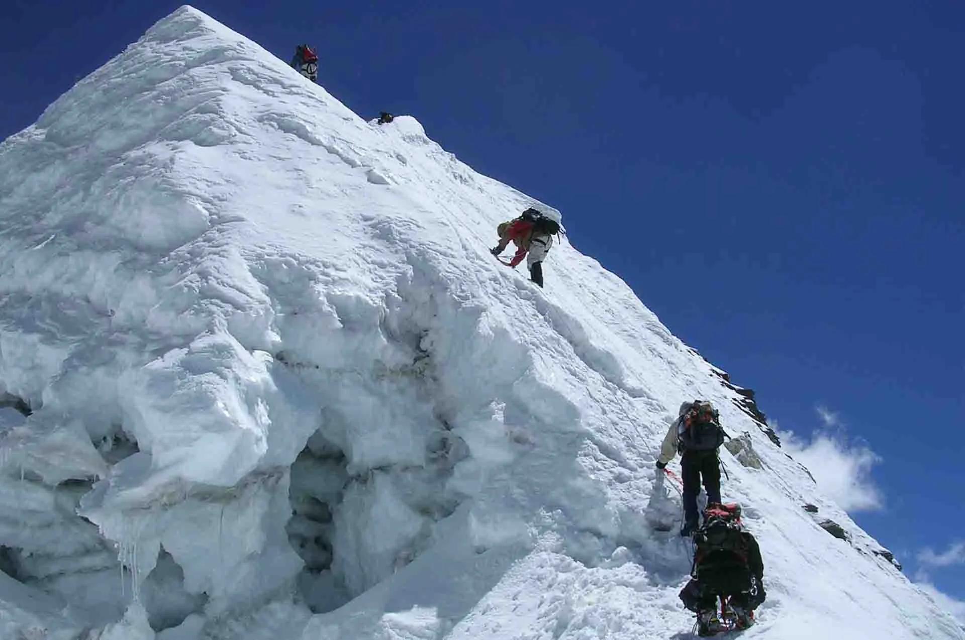 island-peak-climbing-from-chukkung_djh7ol